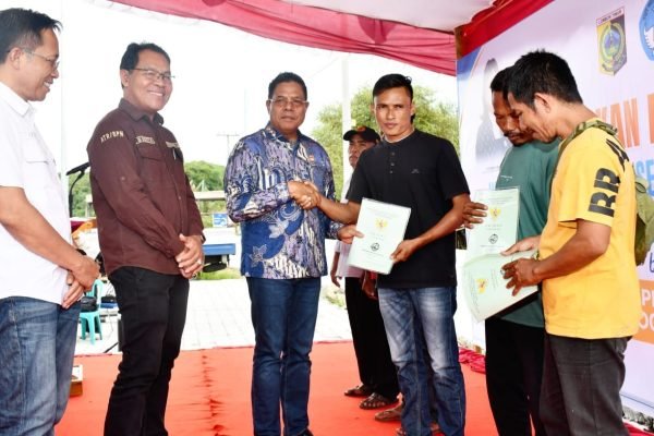 Bupati Lombok Timur serahkan 87 sertifikat tanah. Foto. Dok. Pemda