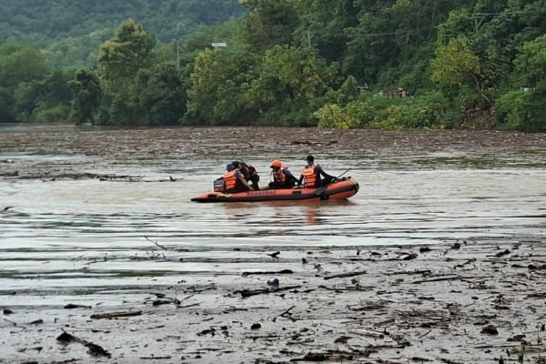 Tim SAR gabungan saat lakukan pencarian kakek terseret arus di Bendungan Sumi Kecamatan Lambu Kabupaten Bima.