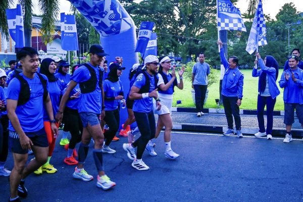 Gubernur NTB Lalu Muhamad Iqbal melepas ratusan runners dalam kegiatan Road To Pocari Sweat Run 2026 – 5K Easy Run & Games yang digelar di Kantor Gubernur NTB, Minggu pagi (foto kicknews.today/adpim)