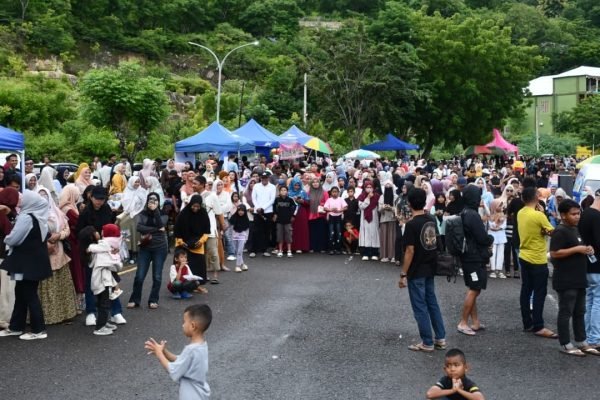 Kepadatan pengunjung Kalaki Sunset Market yang digelar Kadin Kabupaten Bima akhir pekan lalu.