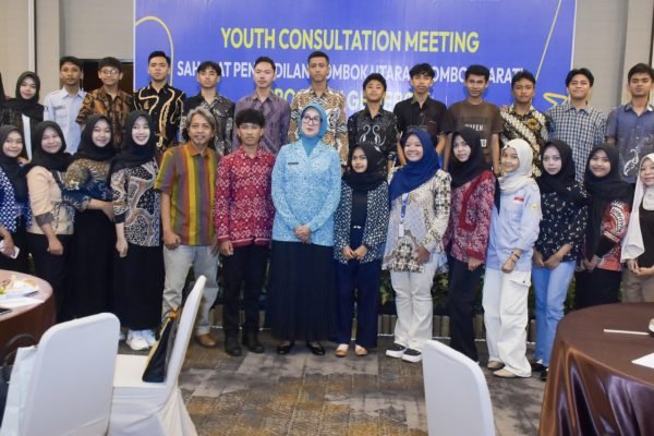 Ketua TP-PKK Provinsi NTB, Sinta Agathia saat sesi poto bersama. (foto kicknews.today/wn)