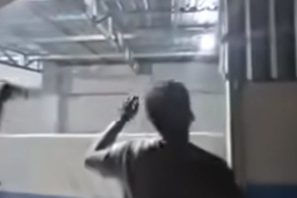 Warga saat lakukan aksi pengrusakan dapur MBG di Lombok Timur a. Foto. Ist