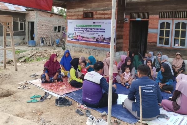 Sekolah darurat dibangun komunitas warga NTB di Aceh Tamiang.
