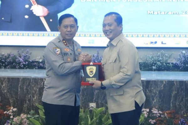 Gubernur NTB, Lalu Muhamad Iqbal usai rapat bersama Polda NTB, Irjen Pol. Edy Murbowo. (Foto kicknews.today/adpim)