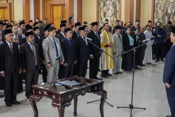 Gubernur Nusa Tenggara barat Lalu Muhamad Iqbal saat melantik dan mengambil sumpah jabatan pejabat Eselon III dan Eselon IV di lingkungan Pemprov NTB (foto kicknews.today/ist)