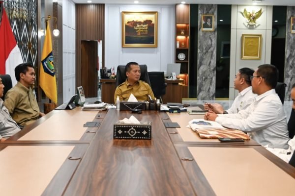 Gubernur NTB Dr H Lalu Muhamad Iqbal saat menerima kunjungan pihak TNGR (foto kicknews.today/adpim)