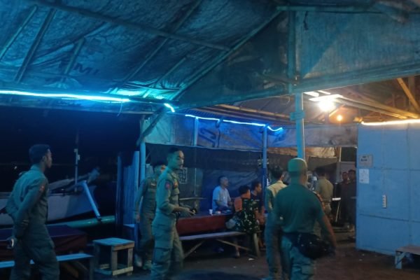 Personel Sat Pol PP Lombok Timur mengamankan sejumlah pemuda pemudi ketahuan pesta miras.Foto. Ist