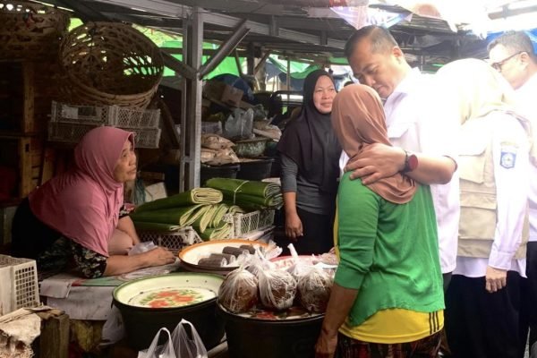 Gubernur NTB Lalu Muhamad Iqbal saat berada di pasar Tanjung Lombok Utara. (foto kicknews.today/adpim)