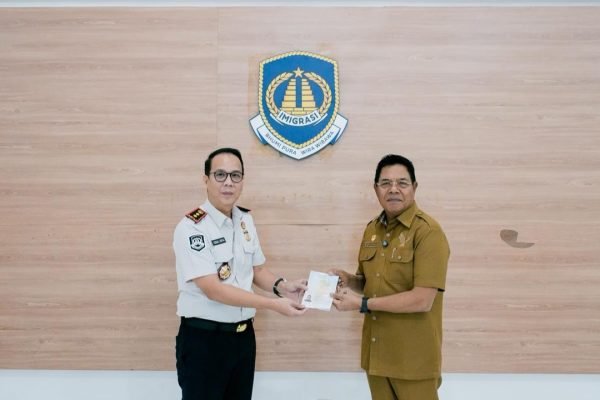 Bupati Lombok Timur, H. Hairul Warisin bersama kepala kantor imigrasi Lotim. Foto. Dok. Pemda