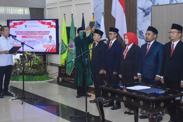 Gubernur NTB Dr H Lalu Muhamad Iqbal saat melantik anggota Komisi Informasi (KI) Provinsi Nusa Tenggara Barat (NTB) periode 2026 - 2030 di Mataram (foto kicknews.today/adpim)