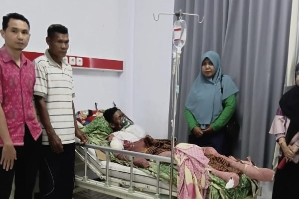 Pasien dalam kondisi kritis asal Kabupaten Sumbawa yang sempat tertahan di rumah sakit akibat kendala biaya dan administrasi. (foto kicknews.today/adpim)