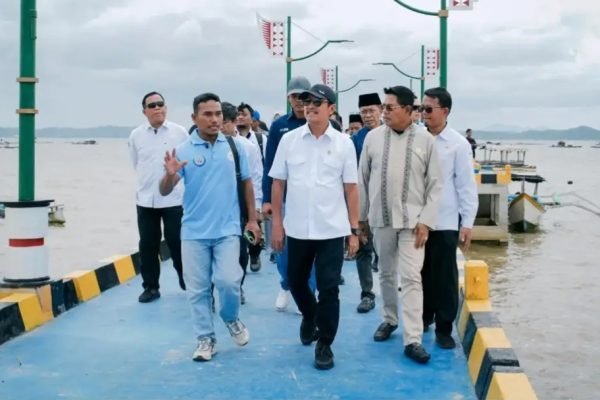 Bupati Lombok Timur, H. Hairul Warisin saat mendampingi Menteri KKP . Foto. Dok. Pemda