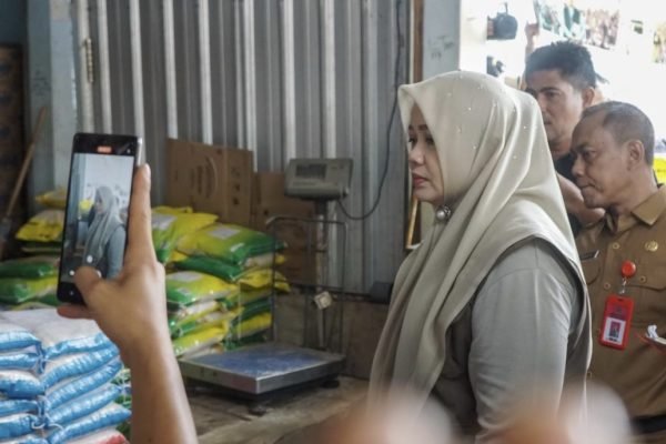 Wakil Gubernur NTB Hj Indah Damayanti Putri saat melakukan sidak pasar Amahami Bima. (foto kicknews.today/adpim)