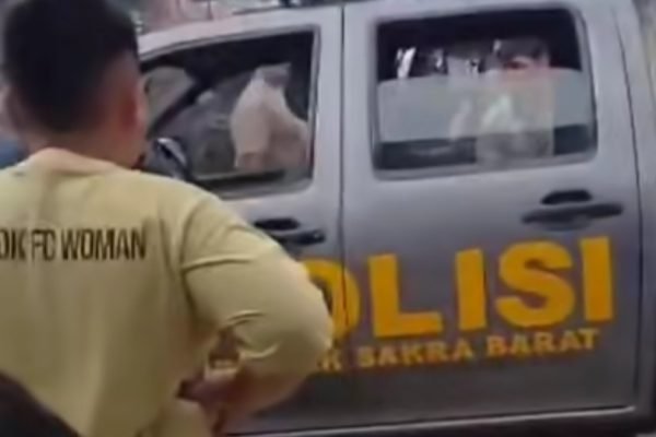 Saat pelaku dijemput atau diamankan oleh Kapolsek Sakra Barat. Foto. Ist