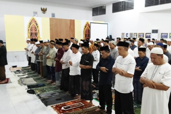 Suasana tarawih bersama para tenaga pendidik , kepala sekolah dan guru di Aula Dinas Pendidikan Kota Mataram