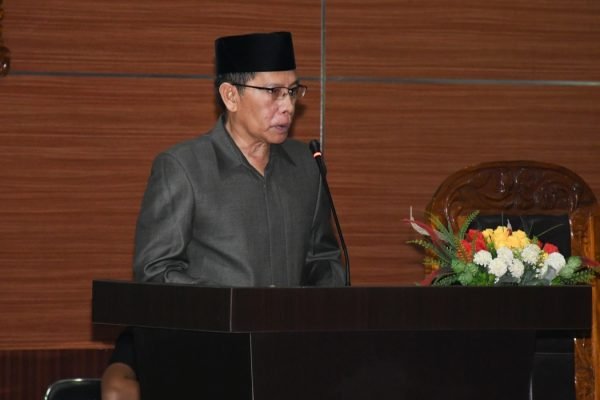 Wakil Bupati Lombok Timur, H. Moh. Edwin Hadiwijaya saat penyampaian dua raperda. Foto. Dok. Pemda