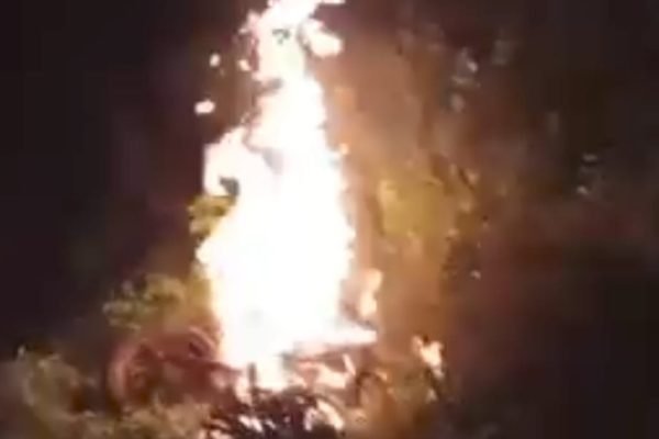 Motor terduga pelaku pencurian alpukat dibakar massa di Sembalun Lombok Timur. Foto. Ist