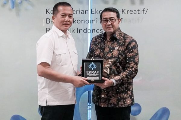 Gubernur Nusa Tenggara Barat H. Lalu Muhamad Iqbal bersama Menteri Ekonomi Kreatif RI Teuku Riefky Harsya. (foto kicknews.today/adpim)