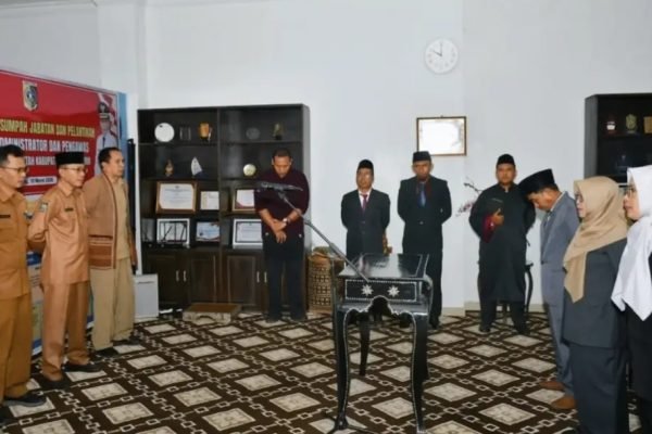 Pelantikan pejabat di ruang Sekretaris Daerah Lombok Timur. Foto: Dok. Pemda