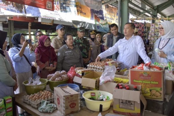 Gubernur NTB Dr H Lalu Muhamad Iqbal saat berada di pasar brang biji Sumbawa(foto kicknews.today/adpim)