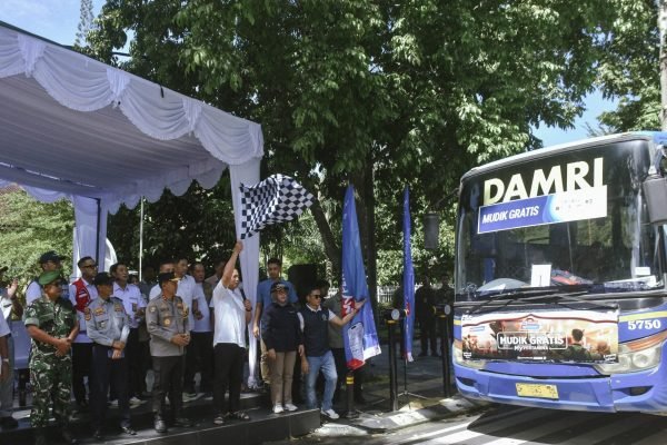 Gubernur NTB Dr H Lalu Muhamad Iqbal saat melepas para pemudik di depan pendopo gubernur. (foto kicknews.today/wn)