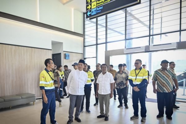 Gubernur NTB Dr H Lalu Muhamad Iqbal saat meninjau Bandara Amaan Mineral. (foto kicknews.today/adpim)