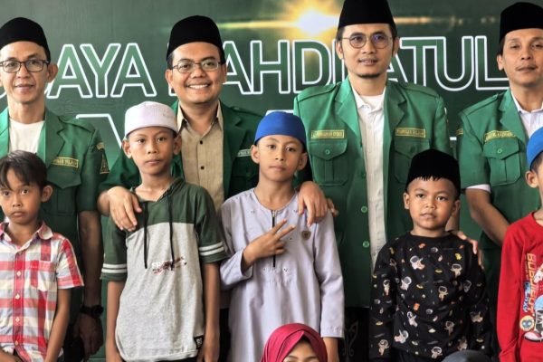 Ketua PW GP ANSOR NTB
Dr. Irfan Suriadiata, MH, Sekretaris PW GP ANSOR NTB
Arman Anwar dan jajaran bersama anak yatim.