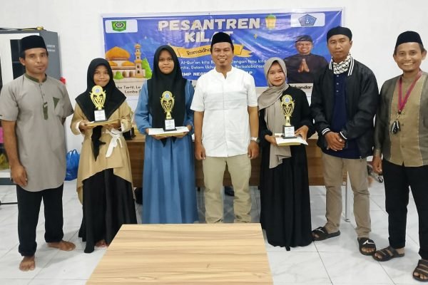 Kepala SMP 7 Sape Satap bersama para guru dan para juara lomba kegiatan Pesantren Kilat.