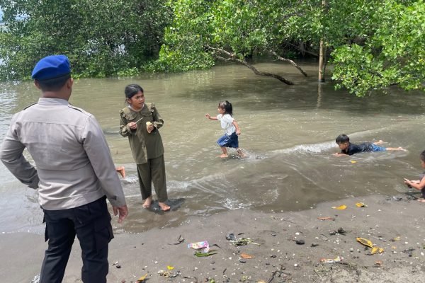 Pengecekan obyek wisata oleh Personil Sat Polairud Polres Lombok Timur. Foto. Ist