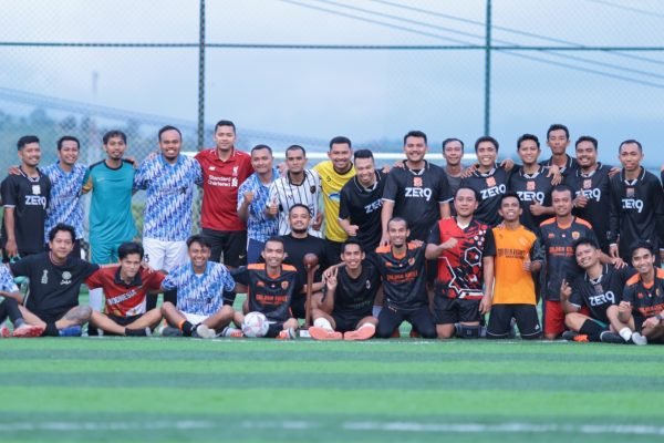 Foto bersama alumni SMAN 1 Kota Bima angkatan 2008, 2009 dan 2010 usai trofeo Minisoccer di SkyLine Kota Bima.