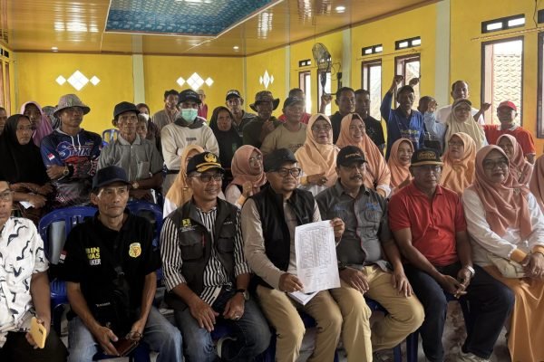 Penyerahan bantuan secara resmi kepada para korban dan diterima langsung oleh Camat Alas, Kepala Desa Kalimango, serta masyarakat terdampak kebakaran. (foto Kicknews.today/adpim)