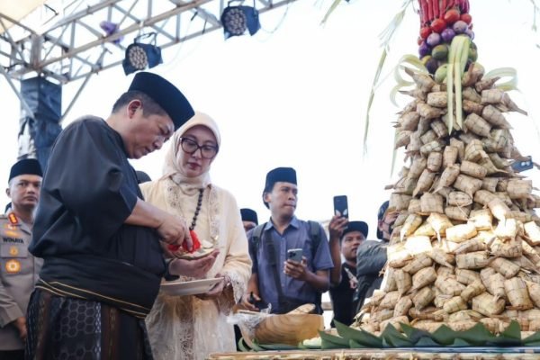 Gubernur NTB Dr H Lalu Muhamad Iqbal bersa Istri Sinta Agathia M.Iqbal (foto kicknews.today/adpim)