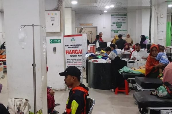 Pasien membludak di IGD RSUD Dompu.