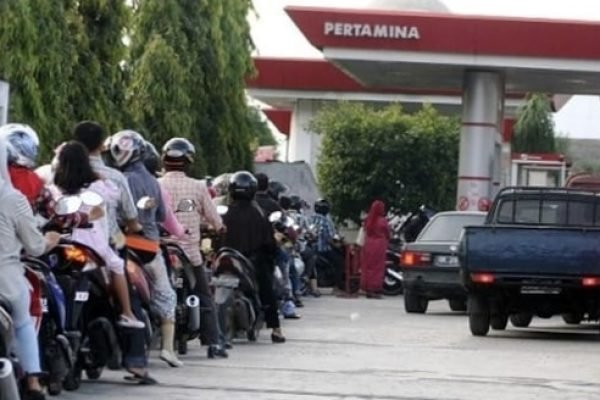 Antrian panjang di salah satu SPBU. (foto kicknews.today/ist)