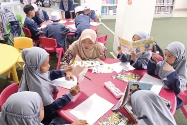 Potret Siswa-siswi di NTB saat belajar membaca. (foto kicknews.today/pusda arsip)