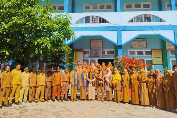 Foto bersama tim penilai sekolah bersih dengan jajaran guru SDN 29 Kota Bima.
