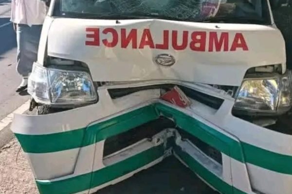 Kondisi mobil ambulans Desa Mendana Raya Lombok Timur usai tabrakan. Foto. Ist