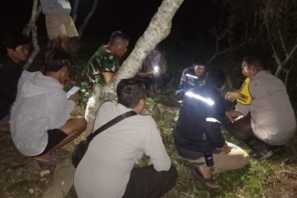 Pihak Polsek dan saksi-saksi mendatangi TKP penemuan mayat bayi di Lenek Lombok Timur.