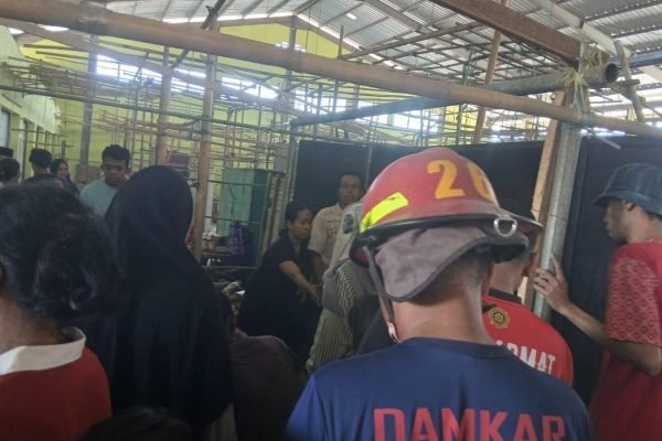 Tim Damkarmat memadamkan api di gerobak kebakaran di Pasar Rensing Lombok Timur. Foto. Ist