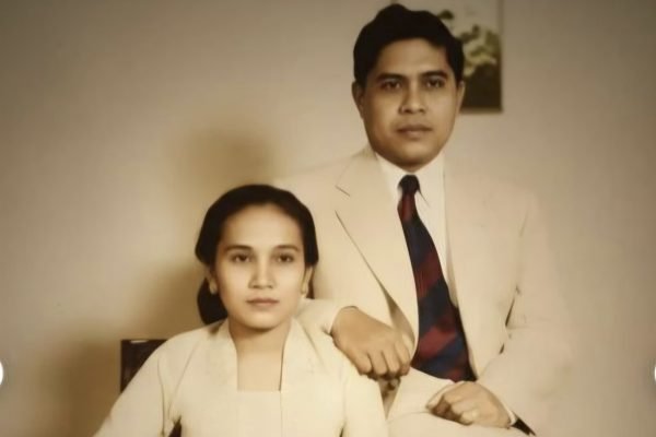 Gubernur NTB pertama, Raden Ario Muhammad Ruslan Tjakraningrat bersama Istri Siti Hatimah. (dok diskominfotik NTB)