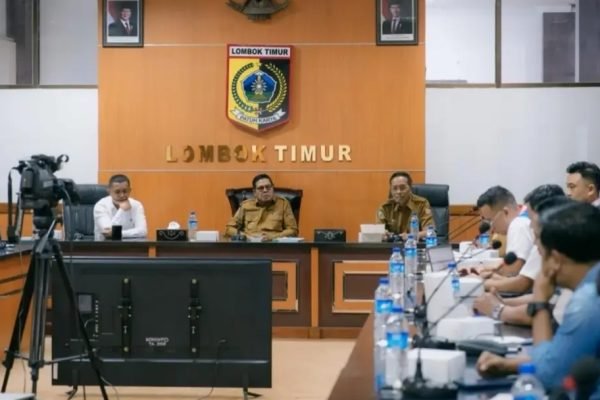 Bupati Lombok Timur, H. Haerul Warisin dan Sekda, H.M Juaini Taofik serta Sales Branch Manager (SBM) Rayon 1 NTB Pertamina Patra Niaga, Tommy Wisnu saat rapat koordinasi. Foto. Dok. Pemda