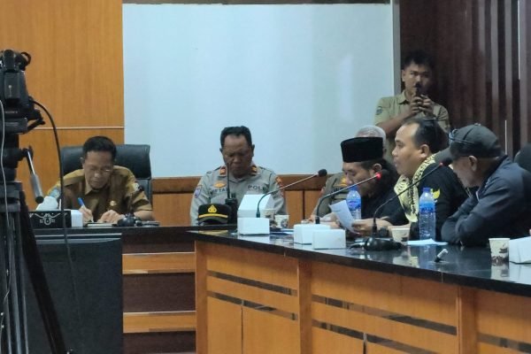 Saat massa aksi diterima oleh Bupati Lombok Timur, H. Haerul Warisin dan Sekda Lombok Timur, H.M Juaini Taofik. Foto. Ist