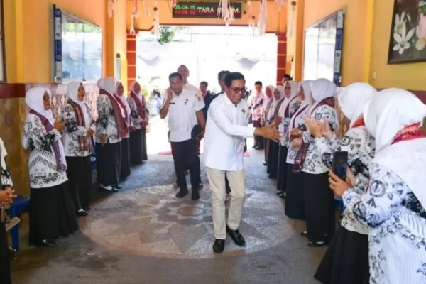Bupati Lombok Timur, Haerul Warisin saat halal bi halal di SDN 2 Kelayu Utara. Foto. Dok. Pemda