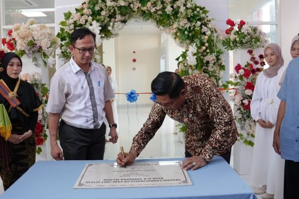 Bupati Lombok Timur saat penandatanganan prasasti didampingi oleh Plt. Direktur RSUD dr. R. Soedjono Selong, dr. H. Anjasmoro, Sp.Rad. Foto. Dok. Pemda