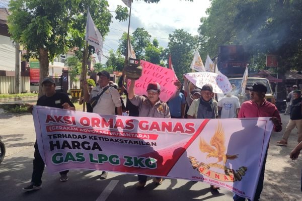 Ormas Ganas unjuk rasa terkait kelangkaan gas LPG 3 kg di Kantor Bupati Lombok Timur. Foto. Ist