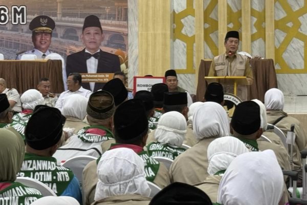 Gubernur NTB Dr H Lalu Muhamad Iqbal saat melepas jamaah haji Kloter 1 (foto kicknews.today/ist)
