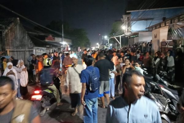 Saat terduga pelaku curanmor di Lombok Timur diamuk massa. Foto:ist