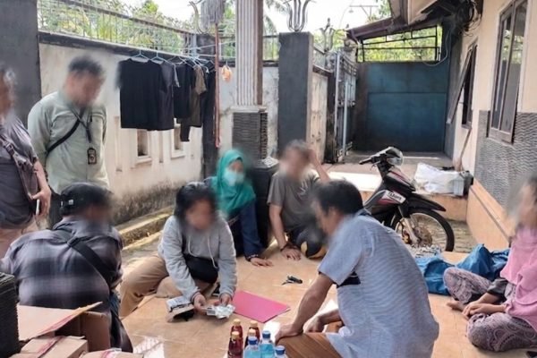 BBPOM Mataram mengecek tablet tanpa merk hasil OTT di Paok Motong Lombok Timur. Foto. BBPOM