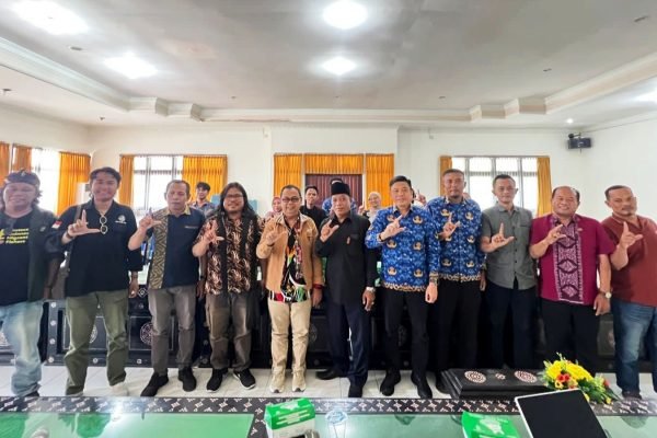 Kepala BP2MI, Ketua SBMI NTB, Kepala Disnakertrans Provinsi NTB serta para anggota hearing. Foto. Ist