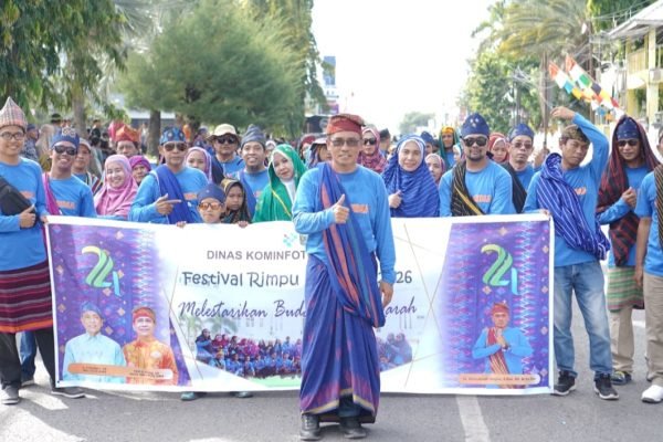 Rombongan Dinas Kominfotik Kota Bima saat Pawai Rimpu Mantika 2026.